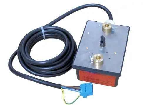 Bosch Stellmotor mit zwei Anschlussöffnungen und elektrischem Kabel. Der Motor hat eine rechteckige Grundform und ist mit einem metallischen Deckel ausgestattet.